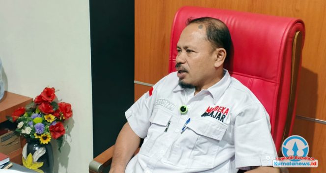 
 Plt. Sekretaris Dinas Pendidikan dan Kebudayaan Kabupaten Kutai Kartanegara, Pujianto, saat memberikan keterangan persnya kepada sejumlah awak media.