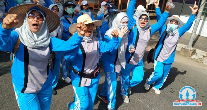 
 Para guru SMPN 3 Tenggarong terlihat antusias menjalani berbagai aktivitas. Mereka berperan aktif dalam menciptakan suasana semangat kebersamaan dan profesionalisme dalam upaya meningkatkan kualitas pendidikan.