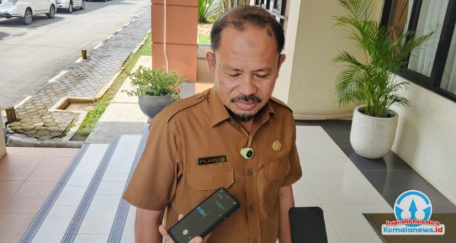 
 Pelaksana Tugas (Plt) Sekretaris Dinas Pendidikan dan Kebudayaan (Disdikbud) Kutai Kartanegara, Pujianto, memberikan keterangan pers kepada awak media. Dalam kesempatan tersebut, ia menjelaskan komitmen Disdikbud Kukar dalam memperkuat pemerataan akses pendidikan bagi seluruh anak di daerah, melalui berbagai program bantuan yang menyentuh langsung peserta didik dan lembaga pendidikan.