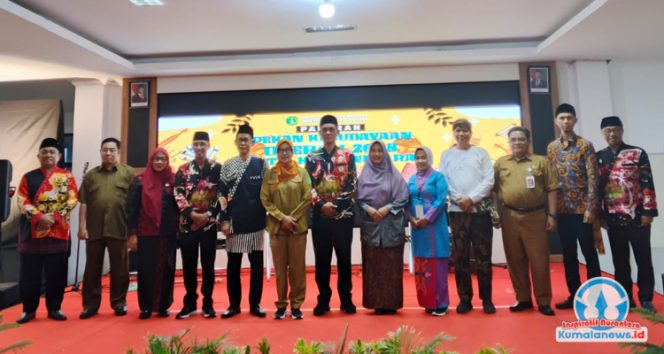 
 Kepala Bidang Kebudayaan Dinas Pendidikan dan Kebudayaan Kutai Kartanegara, Puji Utomo, bersama Pamong Budaya Ahli Muda Bidang Cagar Budaya sekaligus Ketua Panitia Pekan Kebudayaan Daerah (PKD) 2025, M. Saidar, berfoto bersama para tamu undangan seusai prosesi pembukaan PKD 2025 di Gedung Serapo, Tenggarong. Momen kebersamaan tersebut menjadi simbol kolaborasi dan semangat bersama antara pemerintah daerah, pelaku seni, serta masyarakat dalam mendukung pelestarian dan pengembangan kebudayaan lokal di Kutai Kartanegara.
