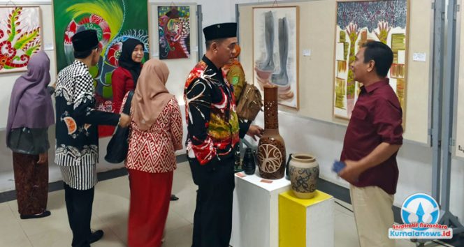 
 Kepala Bidang Kebudayaan Dinas Pendidikan dan Kebudayaan Kutai Kartanegara, Puji Utomo, meninjau berbagai stand pameran budaya yang menampilkan beragam karya seni, kerajinan tradisional, dan produk kreatif lokal dalam rangkaian kegiatan Pekan Kebudayaan Daerah (PKD) 2025) di Gedung Serapo, Tenggarong.