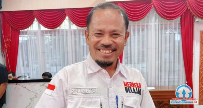 
 Plt. Sekretaris Dinas Pendidikan dan Kebudayaan Kutai Kartanegara, Pujianto, memberikan keterangan pers terkait komitmen Disdikbud Kukar dalam mendorong lahirnya generasi muda kreatif yang mampu mengangkat potensi ekonomi lokal. Upaya tersebut diharapkan dapat memperkuat sinergi antara dunia pendidikan dan Dekranasda Kukar. Pernyataan itu disampaikan usai acara pengukuhan pengurus Dewan Kerajinan Nasional Daerah (Dekranasda) Kukar periode 2025–2030 di Pendopo Odah Etam, Tenggarong, Rabu (22/10/2025).