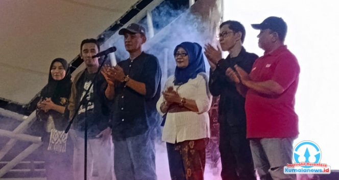 
 Kepala Bidang Kebudayaan Dinas Pendidikan dan Kebudayaan Kutai Kartanegara, Puji Utomo, berfoto bersama para pemerhati dan pelaku seni serta tamu undangan usai pembukaan Pentas Seni dan Mamanda yang digelar di Taman Tanjong, Tenggarong, Rabu (22/10/2025) malam.