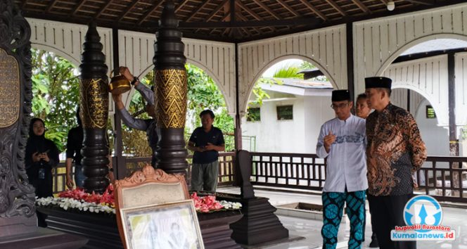 Kepala Bidang Kebudayaan Dinas Pendidikan dan Kebudayaan Kutai Kartanegara, Puji Utomo, didampingi Ketua Panitia, M. Saidar, melakukan ziarah ke kompleks makam para Sultan Kutai Kartanegara Ing Martadipura, pada Jumat (24/10/2025), sebagai bagian dari rangkaian kegiatan Pekan Anugerah Kebudayaan Kutai Kartanegara 2025.