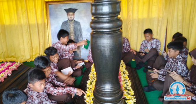 Siswa SMP Negeri 1 Tenggarong melakukan ziarah ke kompleks makam para Sultan Kutai Kartanegara Ing Martadipura pada Jumat (24/10/2025), sebagai bagian dari rangkaian kegiatan Pekan Anugerah Kebudayaan Kutai Kartanegara 2025.