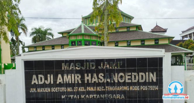 Masjid Jami’ Adji Amir Hasanoeddin merupakan salah satu masjid bersejarah yang terletak di Kelurahan Panji, Kecamatan Tenggarong, Kabupaten Kutai Kartanegara. Masjid ini berdiri megah di dalam kompleks Kedaton Kesultanan Kutai Kartanegara Ing Martadipura dan menjadi saksi perjalanan panjang sejarah serta perkembangan Islam di tanah Kutai. Selain berfungsi sebagai tempat ibadah, masjid ini juga menjadi simbol warisan budaya dan religius yang terus dilestarikan hingga kini.