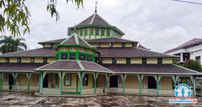 
 Masjid Jami’ Adji Amir Hasanoeddin merupakan salah satu masjid bersejarah yang terletak di Kelurahan Panji, Kecamatan Tenggarong, Kabupaten Kutai Kartanegara. Masjid ini berdiri megah di dalam kompleks Kedaton Kesultanan Kutai Kartanegara Ing Martadipura dan menjadi saksi perjalanan panjang sejarah serta perkembangan Islam di tanah Kutai.