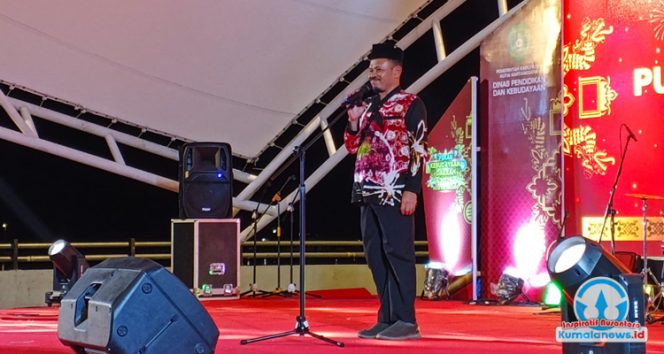 Plt. Sekretaris Dinas Pendidikan dan Kebudayaan Kutai Kartanegara, Pujianto, saat menyampaikan sambutan pada Malam Anugerah Kebudayaan 2025 yang digelar di Taman Tanjong, Tenggarong, pada Jumat (24/10/2025) malam.
