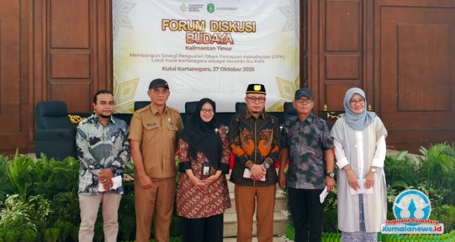 
 Kepala Bidang Kebudayaan Dinas Pendidikan dan Kebudayaan Kutai Kartanegara, Puji Utomo, berfoto bersama para peserta usai pelaksanaan Forum Diskusi Budaya yang digelar di Kompleks Museum Mulawarman, Tenggarong, pada Senin (27/10/2025).