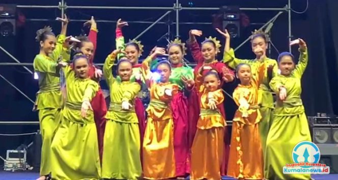 Salah satu penampilan tari Jepen yang dibawakan oleh para pelajar di Kabupaten Kutai Kartanegara sebagai wujud pelestarian seni dan budaya khas Tanah Kutai.