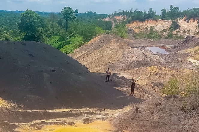 
 Area hutan lindung Bukit Tengkorak di Desa Sukomulyo, Kabupaten Penajam Paser Utara, Kalimantan Timur, tampak rusak akibat aktivitas tambang ilegal yang mengambil batu bara dan pasir. Foto diambil pada Senin, 29 September 2025.