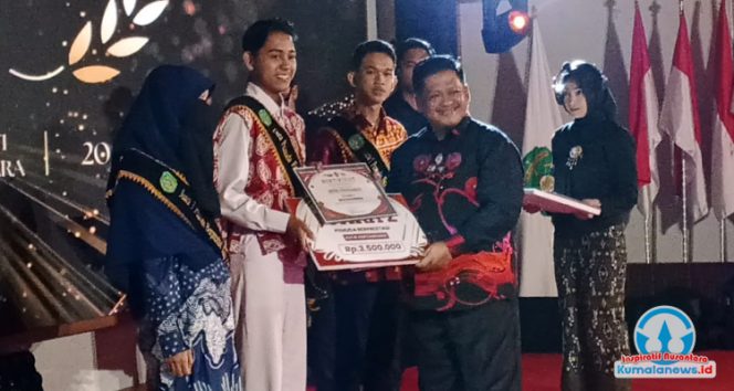 Kepala Dinas Pemuda dan Olahraga Kutai Kartanegara, Aji Ali Husni, menyerahkan penghargaan kepada pemuda berprestasi pada Malam Anugerah Inspirasi Pemuda 2025 di Pendopo Odah Etam, Rabu (29/10/2025) malam, dalam rangka peringatan Hari Sumpah Pemuda ke-97.