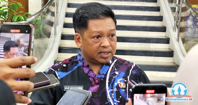 
 Kepala Dinas Pemuda dan Olahraga Kutai Kartanegara, Aji Ali Husni, memberikan keterangan pers kepada awak media mengenai upaya Dispora Kukar dalam meningkatkan kapasitas, kemampuan, dan prestasi para pemuda serta atlet daerah agar dapat bersaing di tingkat nasional.