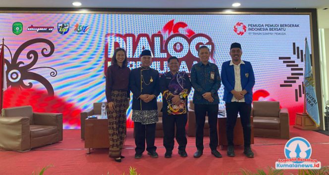 
 Kepala Dinas Pemuda dan Olahraga Kabupaten Kutai Kartanegara, Aji Ali Husni, berfoto bersama Asisten Setkab Kukar, Akhmad Taufik Hidayat, serta para narasumber usai kegiatan Dialog Kepemudaan dalam rangka memperingati Hari Sumpah Pemuda ke-97 Tahun 2025 yang berlangsung di Gedung Serbaguna Kantor Bupati Kukar, Selasa (28/10/2025).