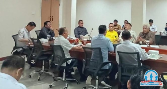 
 Komisi I DPRD Kota Samarinda menggelar rapat dengar pendapat (hearing) terkait sengketa lahan yang berujung pada eksekusi di Jalan H.M. Ardans (Ring Road II), RT 28, Kelurahan Air Hitam, Kecamatan Samarinda Ulu, Senin (20/10/2025). Rapat yang berlangsung di Ruang Gabungan Lantai 1 DPRD Kota Samarinda tersebut dipimpin Ketua Komisi I, Samri Shaputra, didampingi anggota Ronal Stephen Lonteng, Markaca, Suparno, dan Aris Mulyanata.