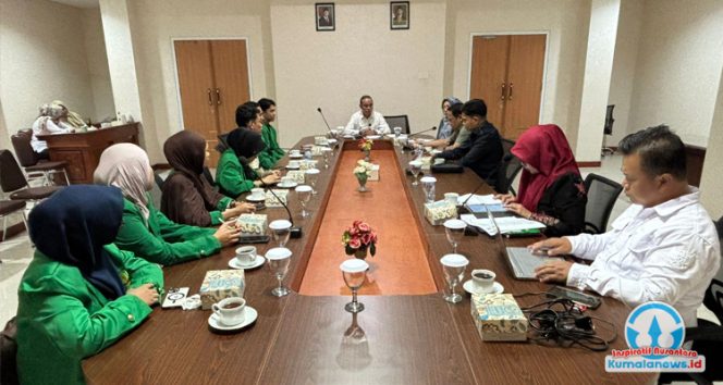 
 Ketua Komisi IV DPRD Kota Samarinda, Mohammad Novan Syahronny Pasie, didampingi anggota komisi menerima audiensi dari Dewan Eksekutif Mahasiswa (DEMA) Fakultas Tarbiyah dan Ilmu Keguruan (FTIK) UINSI Samarinda di Ruang Rapat Gabungan DPRD Kota Samarinda, Selasa (28/10/2025). Foto : Yana