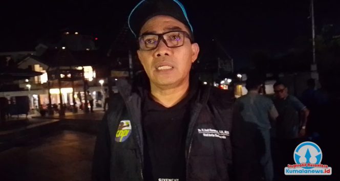 Wali Kota Samarinda Andi Harun memberikan keterangan kepada awak media usai menghadiri Diskusi Publik Pembangunan Kepemudaan bertajuk “Bersama dalam Perbedaan: Membangun Semangat Persatuan Pemuda Samarinda” di Komplek Citra Niaga, Selasa (28/10/2025) malam.