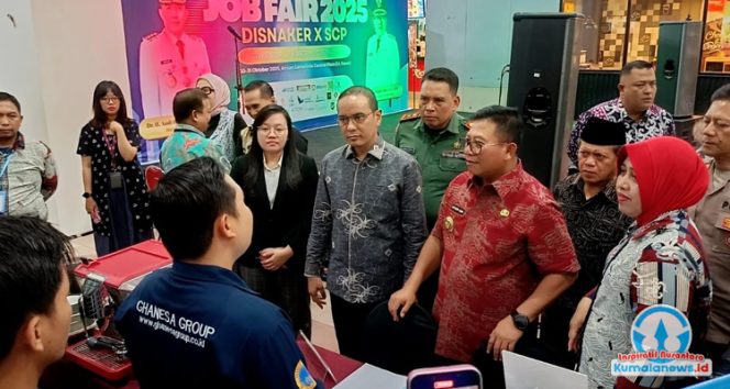 Wakil Wali Kota Samarinda Saefudin Zuhri bersama Ketua Komisi IV DPRD Kota Samarinda Mohammad Novan Syahronny Pasie dan Kepala Disnaker Kota Samarinda Yuyun Puspita Ningrum meninjau stan perusahaan peserta Job Fair Kota Samarinda Tahun 2025 di Atrium Samarinda Central Plaza (SCP), Kamis (30/10/2025). (Foto: DA)