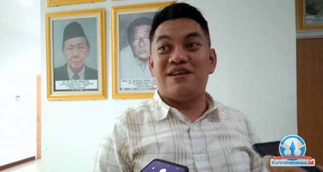 
 Anggota Komisi I DPRD Kota Samarinda, Aris Mulyanata, saat memberikan keterangan pers terkait peristiwa kaburnya sejumlah tahanan dari ruang tahanan Polsek Samarinda Kota, beberapa waktu lalu.
