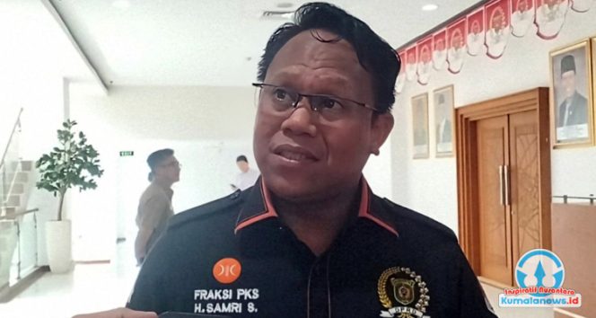 
 Ketua Komisi I DPRD Kota Samarinda, Samri Shaputra, memberikan keterangan kepada awak media usai memimpin hearing pembahasan permohonan kegiatan TMMD di Lok Bahu, Kecamatan Sungai Kunjang, Selasa (21/10/2025). Foto: Yana