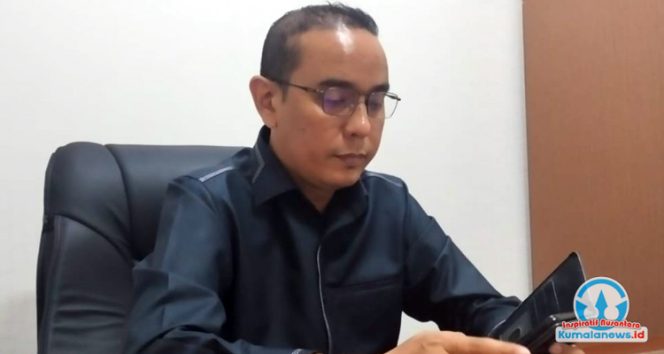 
 Ketua Komisi IV DPRD Kota Samarinda, Mohammad Novan Syahronny Pasie, saat memberikan keterangan terkait peringatan Hari Santri Nasional ke-80 di ruang kerjanya, Selasa (22/10/2025). Foto: Yana