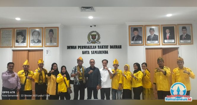 
 Ketua Komisi IV DPRD Kota Samarinda, Mohammad Novan Syahronny Pasie, berfoto bersama perwakilan Laung Kuning Banjar usai audiensi terkait persiapan Aruh Ganal Budaya Banjar 2026, di Kantor DPRD Kota Samarinda, Rabu (22/10/2025). Foto: Yana