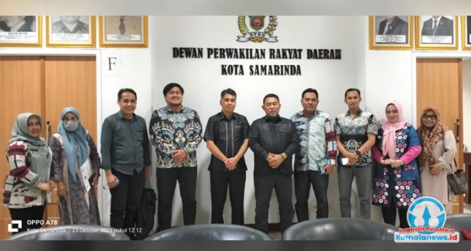 
 Anggota Komisi III DPRD Kota Samarinda, Fahruddin, berfoto bersama rombongan Sekretariat DPRD Kutai Timur usai kegiatan studi banding.