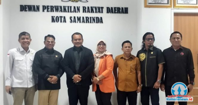 DPRD Kota Samarinda menerima kunjungan kerja Badan Anggaran (Banggar) DPRD Kabupaten Penajam Paser Utara (PPU) dalam rangka konsultasi terkait optimalisasi fungsi anggaran DPRD serta penyelarasan kebijakan fiskal antara pemerintah pusat dan daerah, Senin (27/10/2025).