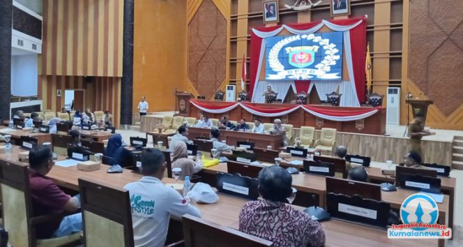 Suasana rapat dengar pendapat (hearing) antara Komisi I DPRD Kota Samarinda bersama perwakilan warga Kelurahan Sungai Kapih dan pihak Badan Pertanahan Nasional (BPN) Kota Samarinda, membahas keterlambatan penerbitan sertifikat PTSL tahun 2023–2024, di ruang rapat utama DPRD Kota Samarinda, Senin (27/10/2025). Foto: Yana