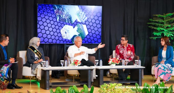 
 Otorita Ibu Kota Nusantara (IKN) bersama TVRI Kalimantan Timur menayangkan dua sesi serial acara, yaitu ‘Publika’ dan ‘Bincang Perspektif’ di Kantor Balai Kota Otorita IKN, KIPP Nusantara, Selasa (21/10/2025). Dihadiri oleh Plt. Deputi Bidang Sarana dan Prasana, Danis Hidayat Sumadilaga, acara Publika menghadirkan narasi strategi pembangunan tahap II Nusantara. Sementara itu, ‘Bincang Perspektif’ dengan tema memperingati Sumpah Pemuda menghadirkan tiga narasumber, yaitu Kepala Otorita IKN, Basuki Hadimuljono, Analis Kebijakan Bidang Pengembangan Pemuda Dispora Kaltim, Rusmulyadi, dan Duta Baca Kaltim, Amira Syafana.