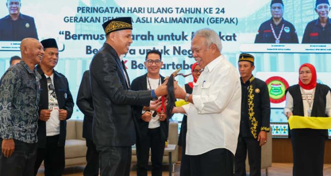
 Kepala Otorita Ibu Kota Nusantara (IKN), Basuki Hadimuljono, menerima cinderamata dari pengurus Gerakan Pemuda Asli Kalimantan (GEPAK) pada peringatan HUT ke-24 GEPAK yang berlangsung di Ruang Serbaguna Kemenko 3, Kawasan Inti Pusat Pemerintahan (KIPP) Nusantara, Kamis (23/10/2025).