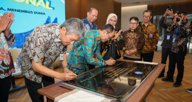 
 Dalam rangka Bulan Bahasa Nasional, Otorita Ibu Kota Nusantara menjadi tuan rumah Seminar Nasional Kebahasaan yang mengusung tema “Mendaulatkan Bahasa, Merajut Bangsa, Menembus Dunia” yang digelar di Kantor Kemenko 3, Kawasan Inti Pusat Pemerintahan (KIPP) IKN, pada Jumat (24/10/2025).