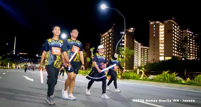 
 Para peserta Qubika Nusantara Glow Run 7K 2025 memeriahkan running event sejauh 7 kilometer di wilayah Nusantara saat malam hari.