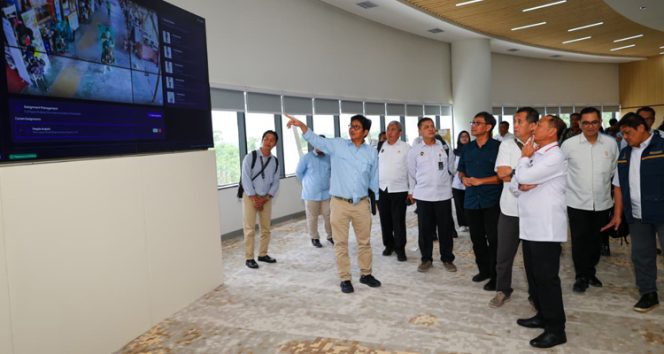 Kemenko Polkam kunjungi berbagai titik strategis jaringan dan telekomunikasi kawasan Nusantara, seperti Data Center dan Command Center Otorita IKN, serta Telkom Smart Office. Kegiatan penanaman pohon endemik di Kemenko 4 menandai sinergi pembangunan antara Kemenko Polkam dan Otorita IKN, Kamis (30/10/2025).