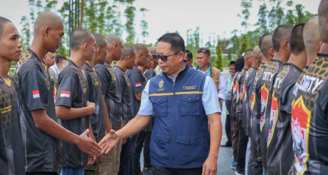 Kepala Deputi Bidang Sosial, Budaya, dan Pemberdayaan Masyarakat Memberikan Semangat dan Motivasi Dalam Upacara Pelepasan 47 Siswa Diksar Satpam Kualifikasi Gada Pratama di City Hall, Kantor OIKN, Rabu (29/10/2025).