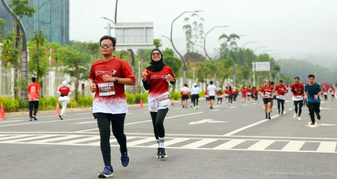 
 Geliat para peserta Swissôtel Nusantara Anniversay Run 2025 dalam mengarungi rute sejauh 8 km di Kawasan Inti Pusat Pemerintahan (KIPP) IKN, Nusantara.