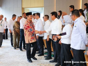 Otorita IKN menandatangani nota kesepahaman pendampingan bersama Jimly School of Law and Government guna mempersiapkan diri menuju pembentukan Pemerintah Daerah Khusus di Ibu Kota Nusantara, Selasa (7/10/2025). Kegiatan ini turut diisi dengan kuliah umum oleh Prof. Dr. Jimly Asshiddiqie, S.H., dengan Rektor Universitas Balikpapan, Dr. Ir. Isradi Zainal, sebagai moderator.
