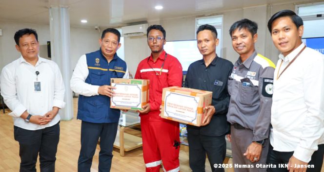 
 Otorita Ibu Kota Nusantara (IKN) menyerahkan bantuan pakaian layak pakai kepada para pekerja yang terdampak kebakaran di Hunian Pekerja Konstruksi (HPK) Site 1A Tower Nusa Indah di HPK 1 IKN pada Senin (06/10/2025).