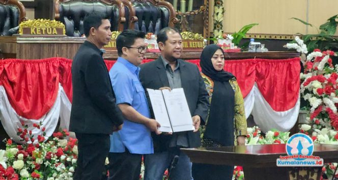 
 Wakil Ketua I DPRD Kukar Abdul Rasid, didampingi Wakil Ketua II Junadi dan Wakil Ketua III Aini Farida, menyerahkan surat hasil kesepakatan sidang paripurna kepada Wakil Bupati Kukar Rendi Solihin di Ruang Sidang Utama DPRD Kukar, Selasa (30/9/2025) malam. (M. Fikri Khairi/Fairuzzabady/Kumalanews.id)
