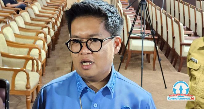 
 Wakil Bupati Kutai Kartanegara Rendi Solihin memberikan keterangan pers usai mengikuti sidang paripurna pembahasan Perubahan APBD Tahun Anggaran 2025 di Ruang Sidang Utama DPRD Kukar, Selasa (30/9/2025) malam. (M. Fikri Khairi/Fairuzzabady/Kumalanews.id)