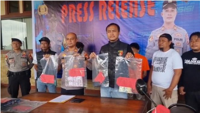 
 Kapolsek Loa Janan AKP Abdillah Dalimunthe bersama tim menunjukkan barang bukti hasil sitaan dari para pelaku. (Axel R/Fairuzzabady/Kumalanews.id)