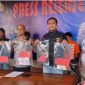 Kapolsek Loa Janan AKP Abdillah Dalimunthe bersama tim menunjukkan barang bukti hasil sitaan dari para pelaku. (Axel R/Fairuzzabady/Kumalanews.id)