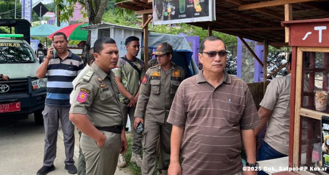 
 Satpol PP Kukar menertibkan enam pedagang kaki lima (PKL) yang berjualan di badan jalan depan Kampus Unikarta, Jalan Gunung Kombeng, Loa Ipuh, Tenggarong, Kamis (2/10/2025). (Foto. Dok. Satpol PP Kukar)