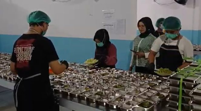 
 Petugas menyiapkan makanan bergizi gratis untuk siswa penerima manfaat di Samarinda. Pemerintah Kota Samarinda memperketat pengawasan kualitas bahan baku dan proses distribusi guna memastikan program berjalan aman dan sesuai standar. (Hendrikus Gantur/ Fairuzzabady/Kumalanews.id)