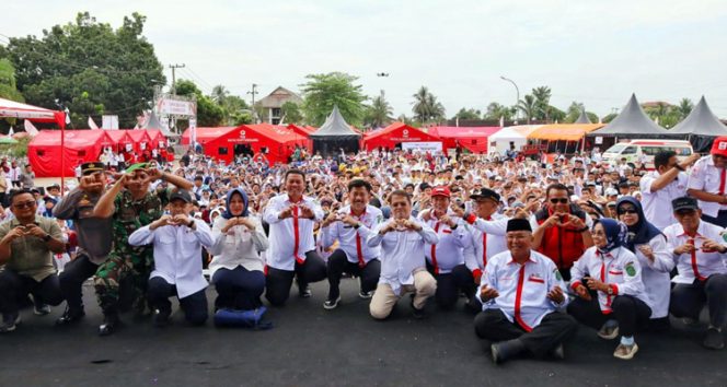 
 Sekda Kukar Sunggono bersama Ketua PMI Kaltim Sayid Irwan, Ketua PMI Kukar Ismed, unsur Forkopimda, para camat, serta peserta Youth Red Cross Competition Palang Merah Remaja (PMR) se-Kutai Kartanegara berfoto bersama.