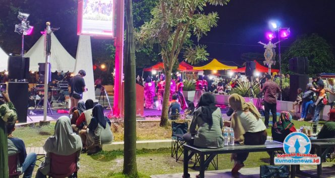 
 Pelajar Kutai Kartanegara tampil dalam Ekspresi Budaya Tradisional 2025 di Taman Titik Nol, Tenggarong. (Indirwan/Fairuzzabady/Kumalanews.id)