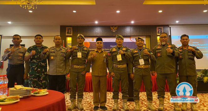 
 Asisten I Setkab Kutai Kartanegara, Akhmad Taufik Hidayat, didampingi Kepala Satpol PP Kukar, Arfan Boma, berfoto bersama para tamu undangan dan peserta pelatihan penanganan huru-hara. (Fairuzzabady/Kumalanews.id)