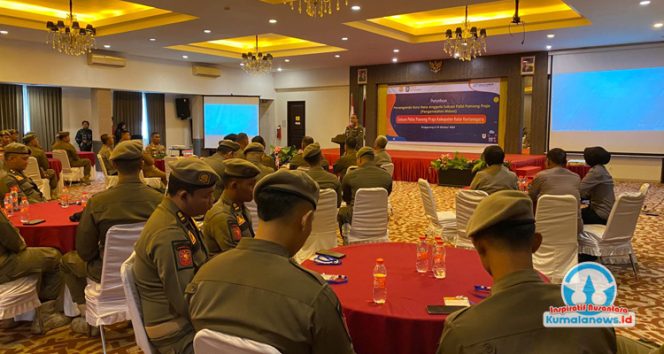 
 Kepala Satpol PP Kukar, Arfan Boma, menyampaikan sambutan pada pembukaan pelatihan penanganan huru-hara. (Fairuzzabady/Kumalanews.id)