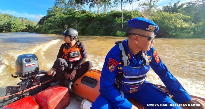 
 Petugas SAR gabungan saat melakukan pencarian korban perahu terbalik di Sungai Meratak, Kutai Timur, Selasa (7/10/2025).