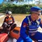 Petugas SAR gabungan saat melakukan pencarian korban perahu terbalik di Sungai Meratak, Kutai Timur, Selasa (7/10/2025).